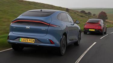 MG IM6 и Tesla Model Y, вид сзади под углом